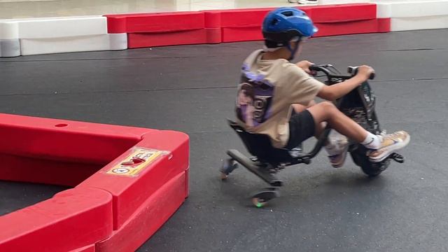 Катаемся с братом на дрифт-карт. Электрокар