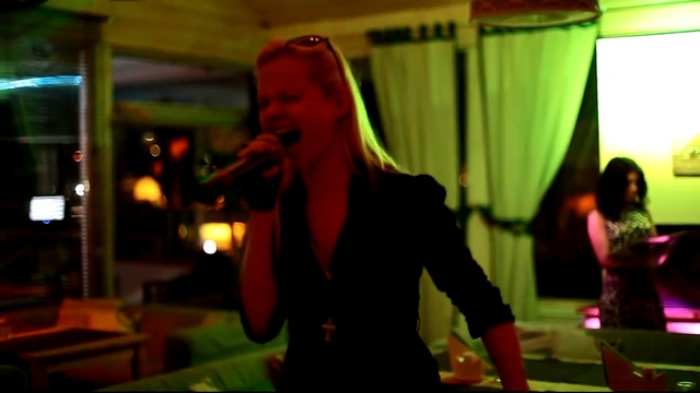 АЛИСА ВОКС из группы ленинград  в ресторане 'паруса'