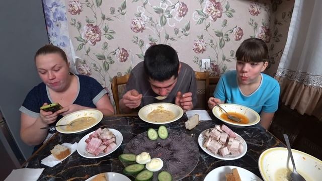 мукбанг борщ с салом