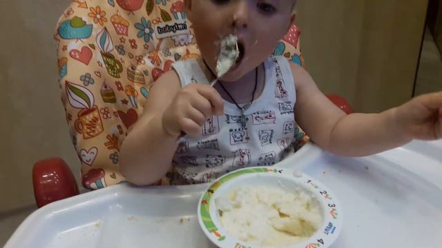 Ребенок ест сам в 9 месяцев. Ребенок пользуется вилкой и ложкой в год. Как научить ребенка есть.