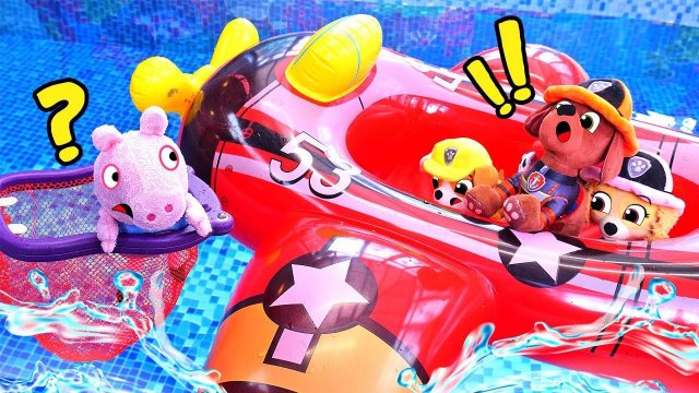 Джордж упал в бассейн! Мягкие игрушки Свинка Пеппа и Щенячий Патруль в видео для детей