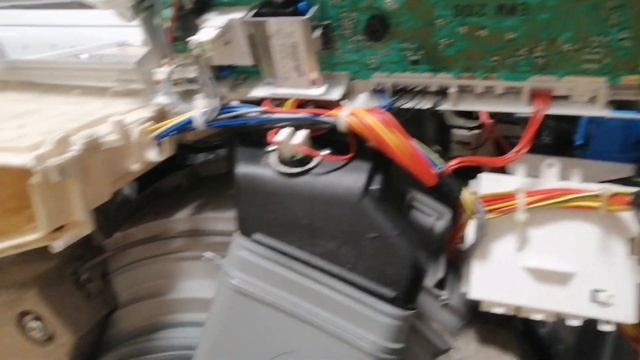 Электролюкс гудит и не стирает.