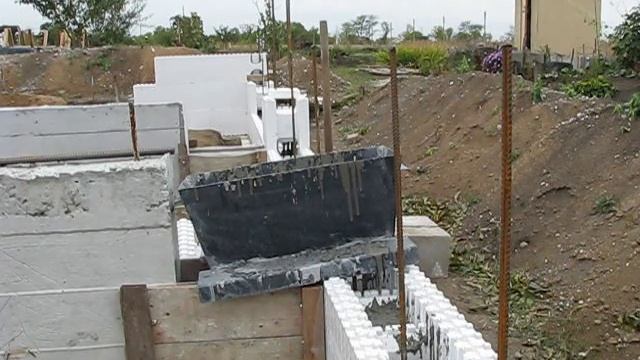 Заливка блоков несъемной опалубки бетоном.