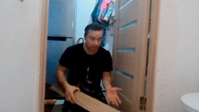 Установка универсального порога под дверью в санузел.