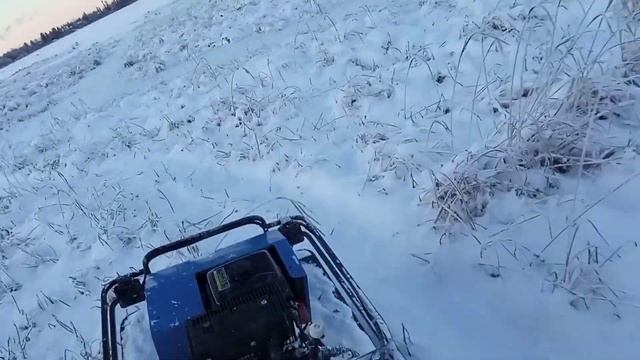 двухгусеничный мотобуксировщик "Мужик" по малому снегу.