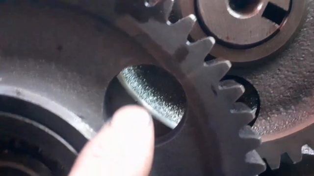 Устанавливаю #шестерню#коленвала и #паразитку. Собираю потихоньку.