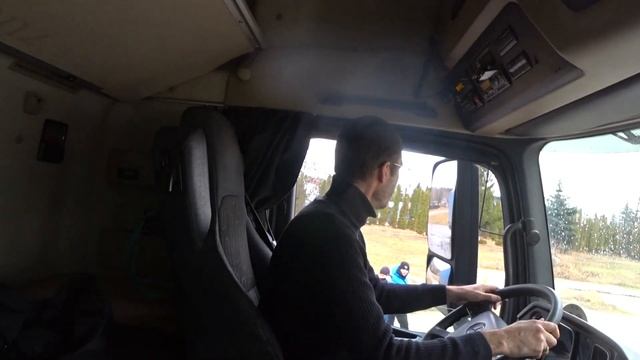 первый раз на фуре ! Тренируемся на полигоне .Заезд задним ходом под 90 градусов