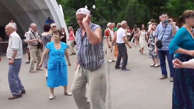АХ, СМУГЛЯНКА-МОЛДОВАНОЧКА! ТАНЦЫ В ПАРКЕ ГОРЬКОГО.mp4