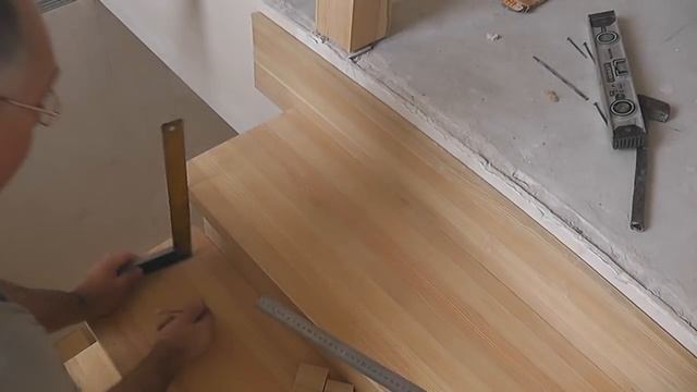 Начинаем устанавливать балясины. Размечаем места под установку балясин и столбов.