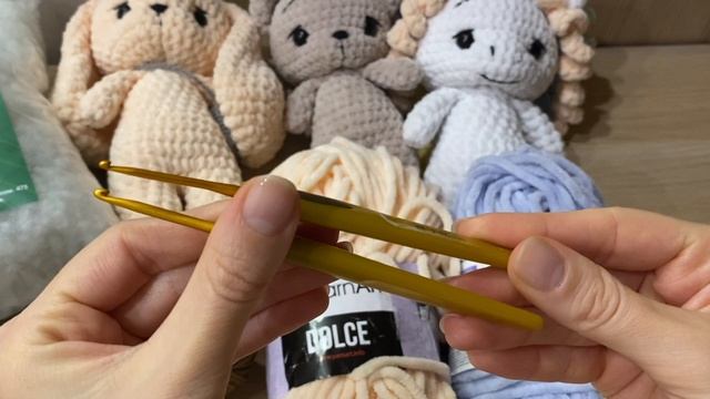 Вяжем игрушки из плюшевой пряжи. Шаг 1: Выбираем материалы. Как выбрать пряжу и крючок для вязания?