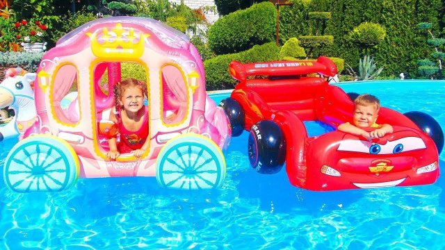 Милана и папа играют с водой.