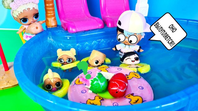 ЯЙЦА С СЮРПРИЗОМ В БАССЕЙНЕ? Кукол ЛОЛ сюрприз! Малыши в детском садике! Смешные МУЛЬТИКИ Даринелка