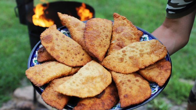Настоящие деревенские чебуреки в казане на костре