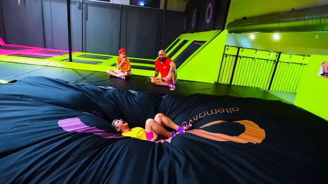 ЭКСТРЕМАЛЬНЫЕ ПРЯТКИ В БАТУТНОЙ АРЕНЕ ОТ ОХРАНЫ !