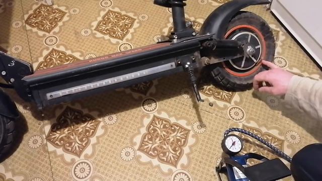 Как правильно накачать колесо электросамоката?