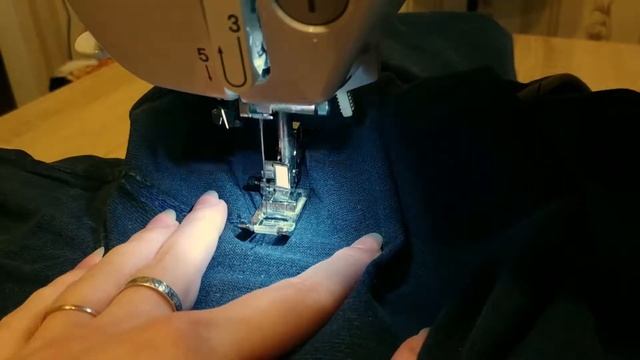 Как заштопать брюки на машинке? Штопка одежды. Ремонт