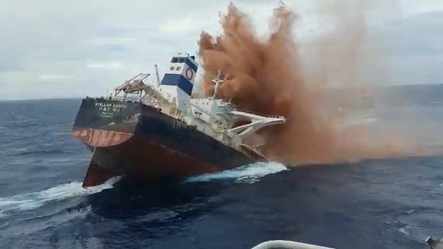 Тонет корабль