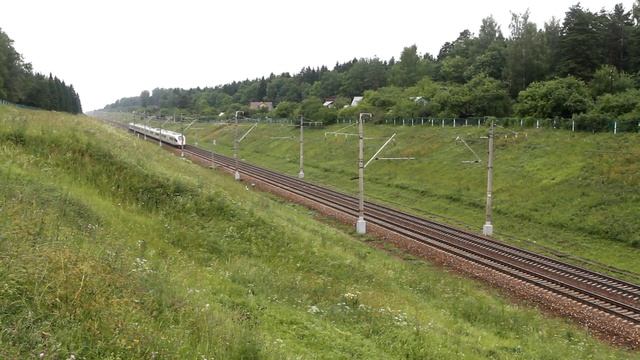 Платформа Алабушево и перегон Поварово-1 - Крюково Октябрьской железной дороги после дождя.