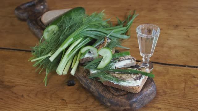 Шпроты из кильки и мойвы в домашних условиях в афганском казане - обалденный рецепт и результат!