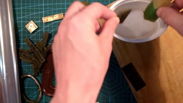 Тиснение логотипа на коже с помощью латунного клише и струбцины