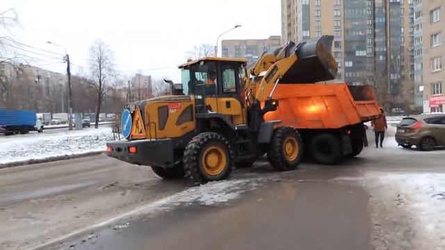 Загрузка Самосвала-Камаза снегом от фронтального погрузчика