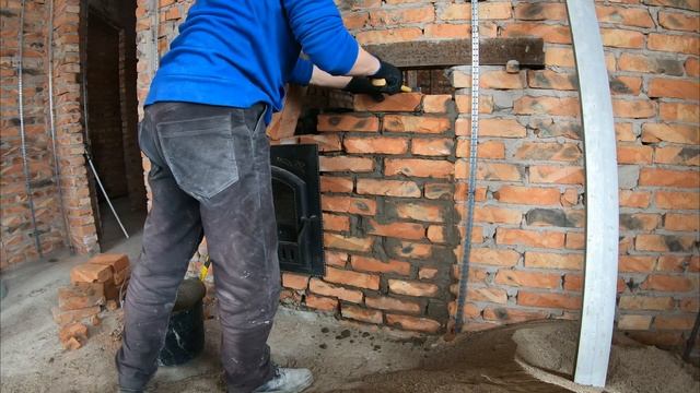 Устанавливаем банную печь и докладываем кирпич.