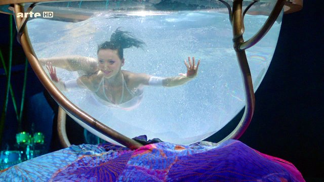 Цирк дю солей 2012 - Гимнастка в аквариуме