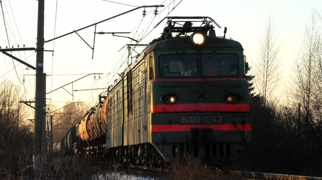 ВЛ10-1043 с грузовым поездом и приветливой бригадой