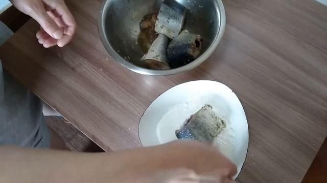Как пожарить свежемороженую селедку ? Жареная селедка видео рецепт