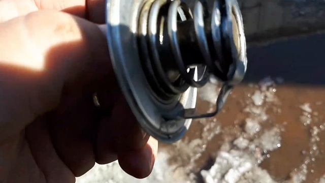 Как на УАЗе заменить термостат старого образца на нового образца.