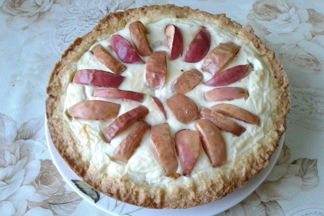 Песочный пирог с творогом и яблоками.
