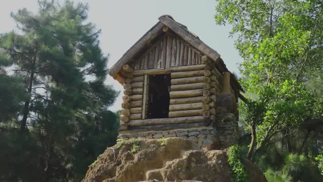 30 дней: строительство деревянного дома на горе, глиняный камин, ловушка для рыбы