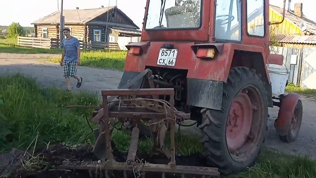 Трактор Т 25 работа на выгребной яме