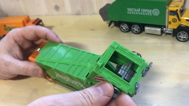 Сравниваем 3 варианта игрушечных мусоровозов с баками
