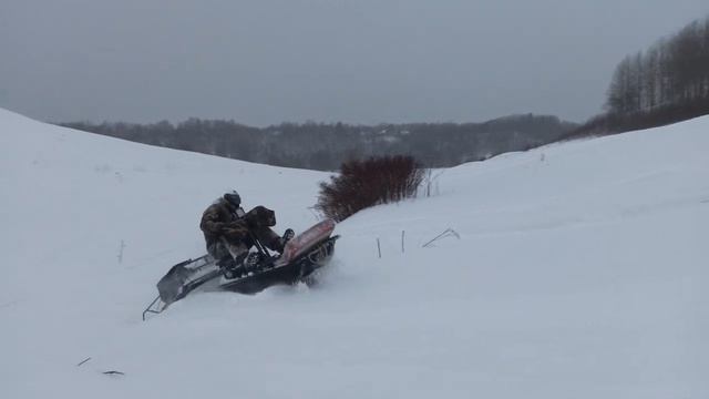Двухгусеничный мотобуксировщик POMOR X2 с модулем "Толкач" | По заснеженному склону