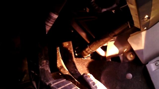 Воздуховод для ног водителя Рено Логан.