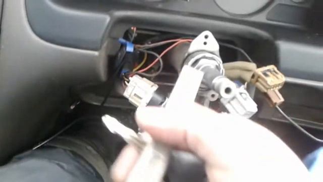 Снимаем замок зажигания nissan sunny