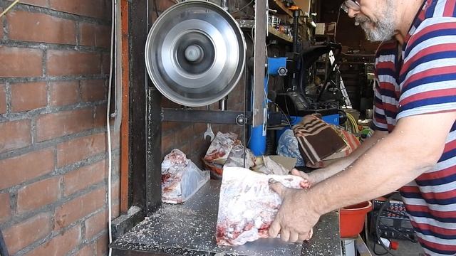 распил мяса ленточной пилой