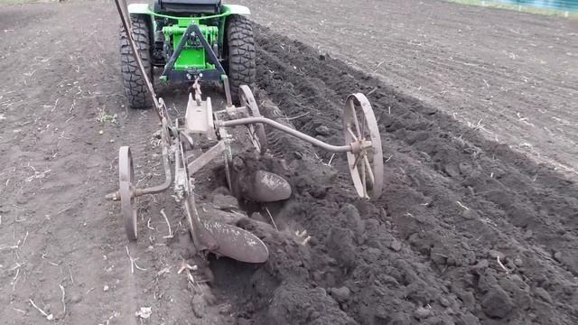 МИНИТРАКТОР в упряжке с конным плугом , пахота