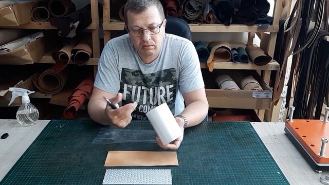 Простое тиснение кожи с помощью акриловых клише большого размера.