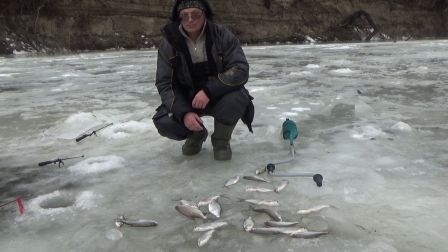 Река Хопер , Зимняя рыбалка в дождь декабрь 2022 .