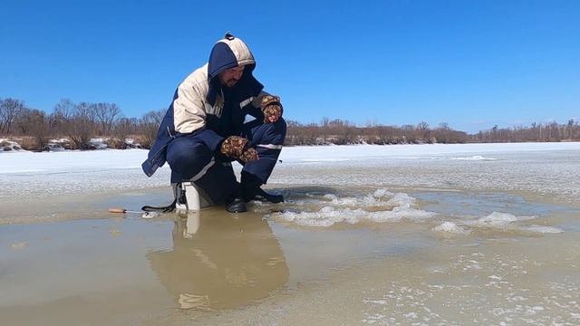 Ленки плавают около лунки! Ловля ленка в марте на мормышку с короедом. Зимняя рыбалка. Поимка ленка