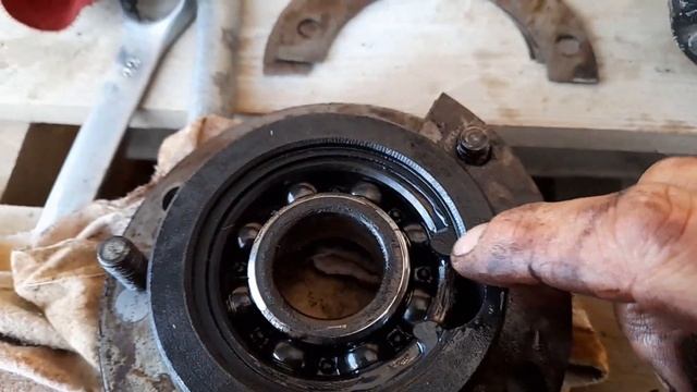 Ремонт промежутки трактора Т-25 -меняю сальники.