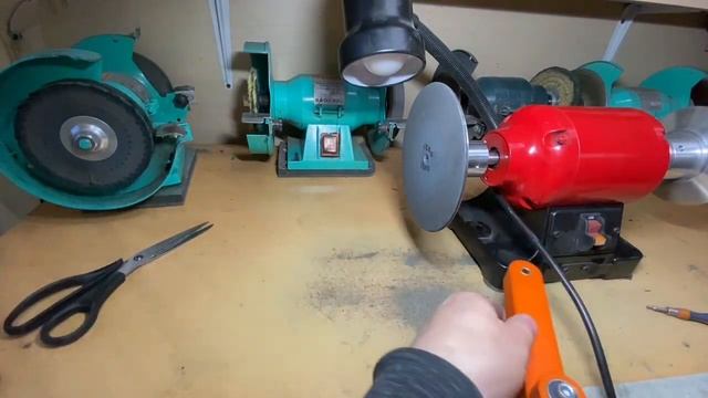 Планшайба на базе простого точила. Станок для заточки парикмахерских ножниц и ножей