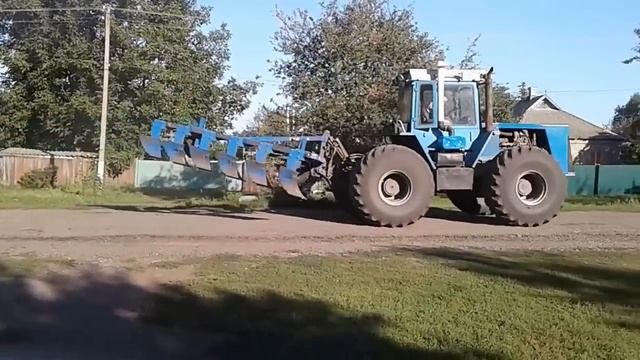 ХТЗ 121 и плуг ПСКу-6