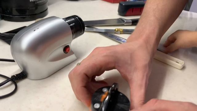 Как заточить Ножи . Электрическая точилка ножей ТВ магазин . Нож Кредитка . Вакуумная точилка