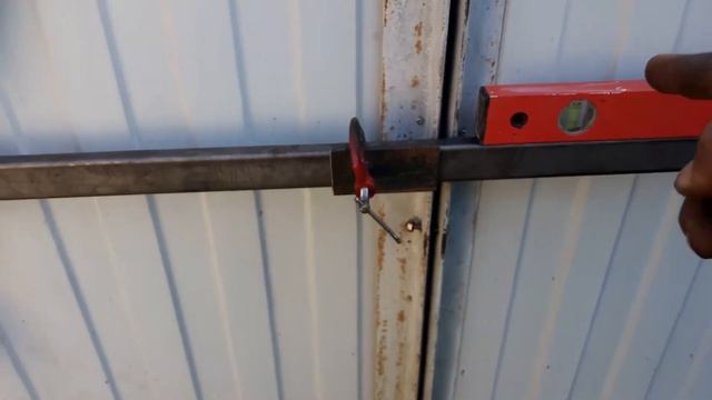 КАК СДЕЛАТЬ ЗАПОР НА ДВУСТВОРЧАТЫЕ ВОРОТА СВОИМИ РУКАМИ.