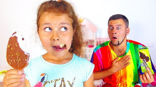 Милана и папа готовят фруктовое мороженое дома