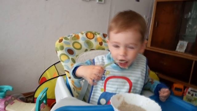 Мамин дом. Ребенок в 1,5 годика ест сам. Как научить ребенка кушать.