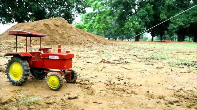 Змея напала на трактор, застрявший в грязи. Спасение.